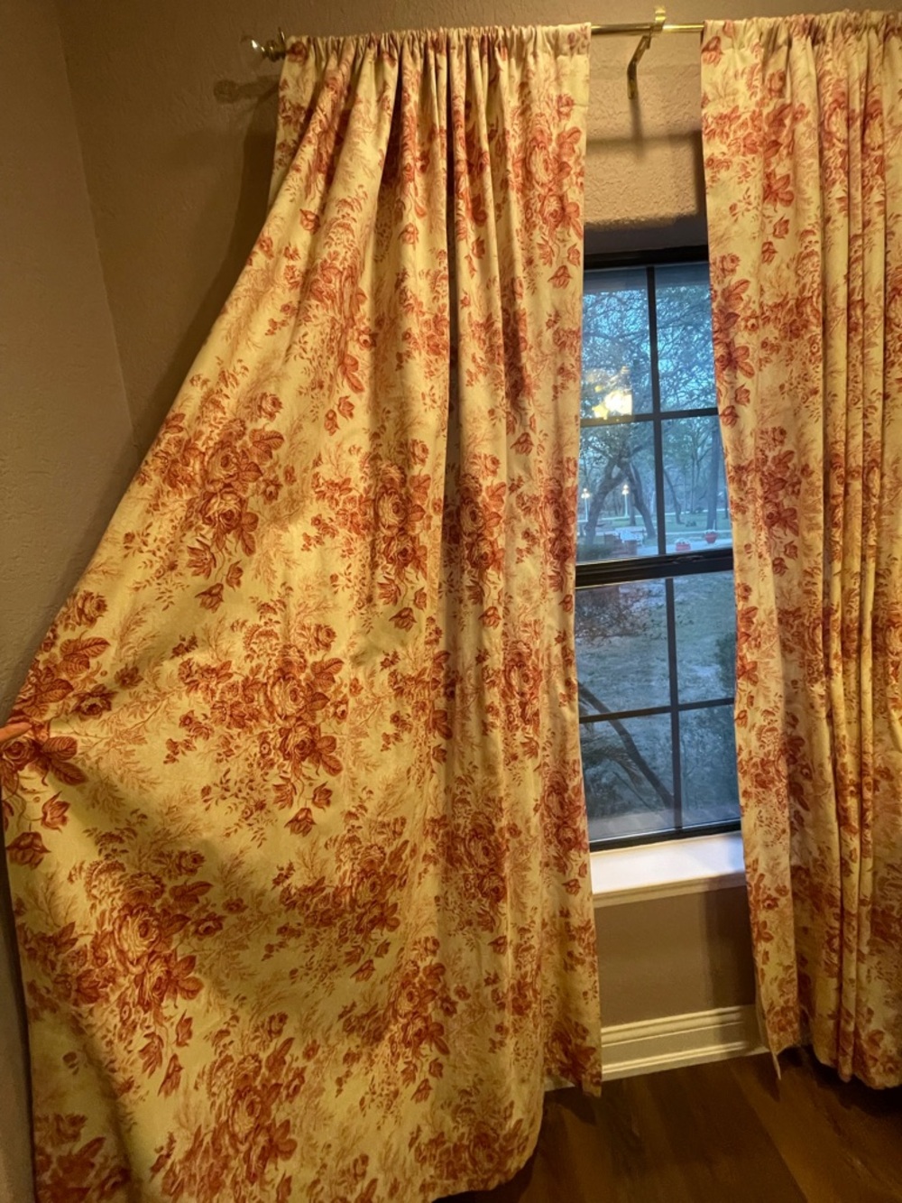 Classic Floral Window Curtains in Cream and Rose - Unbranded 4 Panels 50 x 90 - Picture 7 of 10